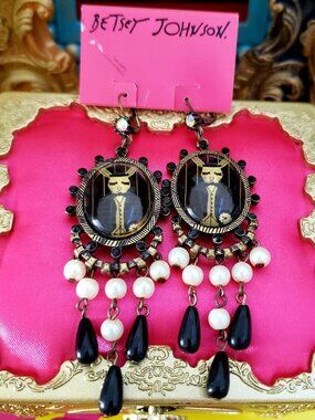 Betsey Johnson Rare Alice in Wonderland Rabbit Lucite Cameo Dangle Earrings Y2K